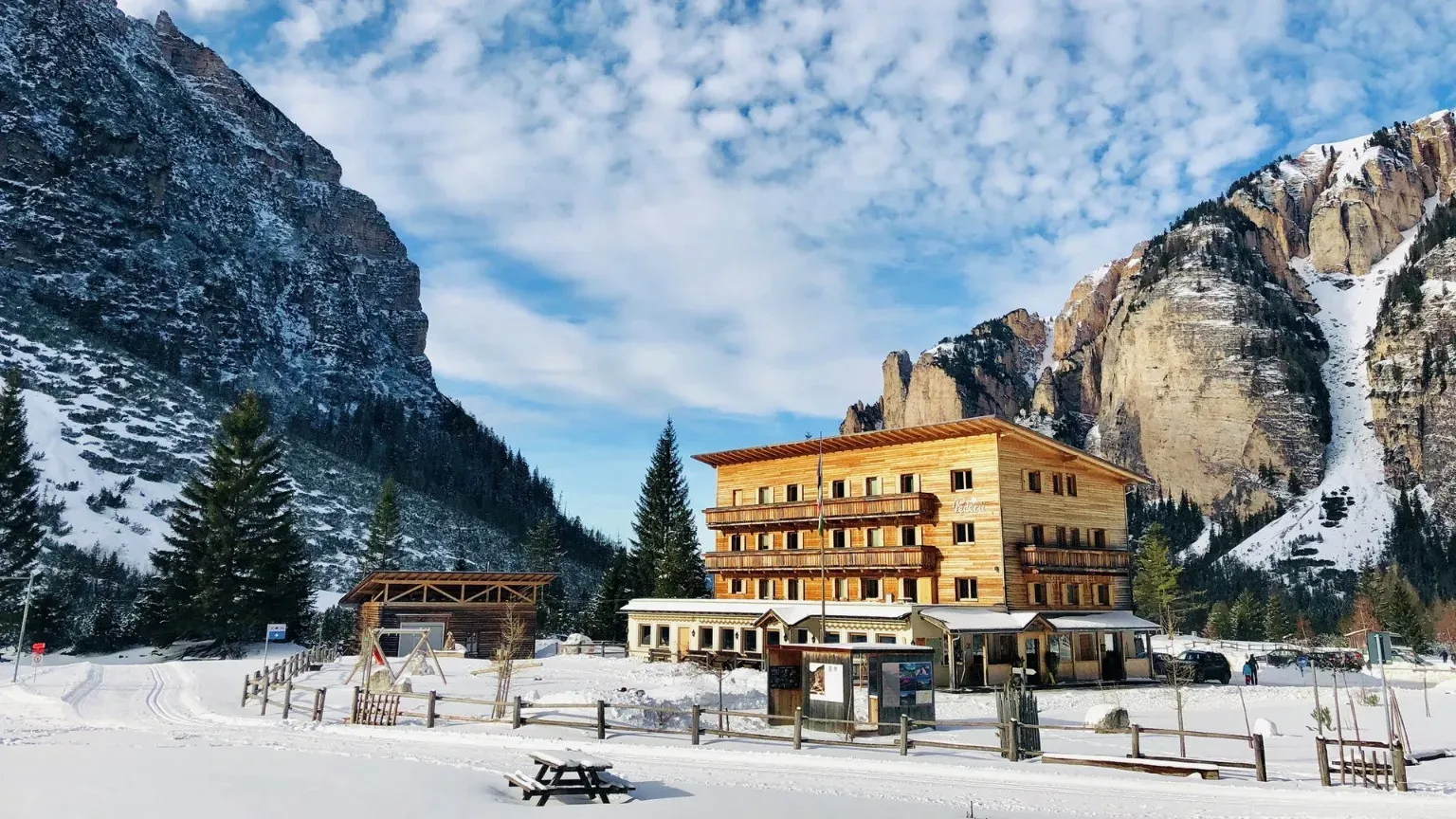 Rifugio con montagne