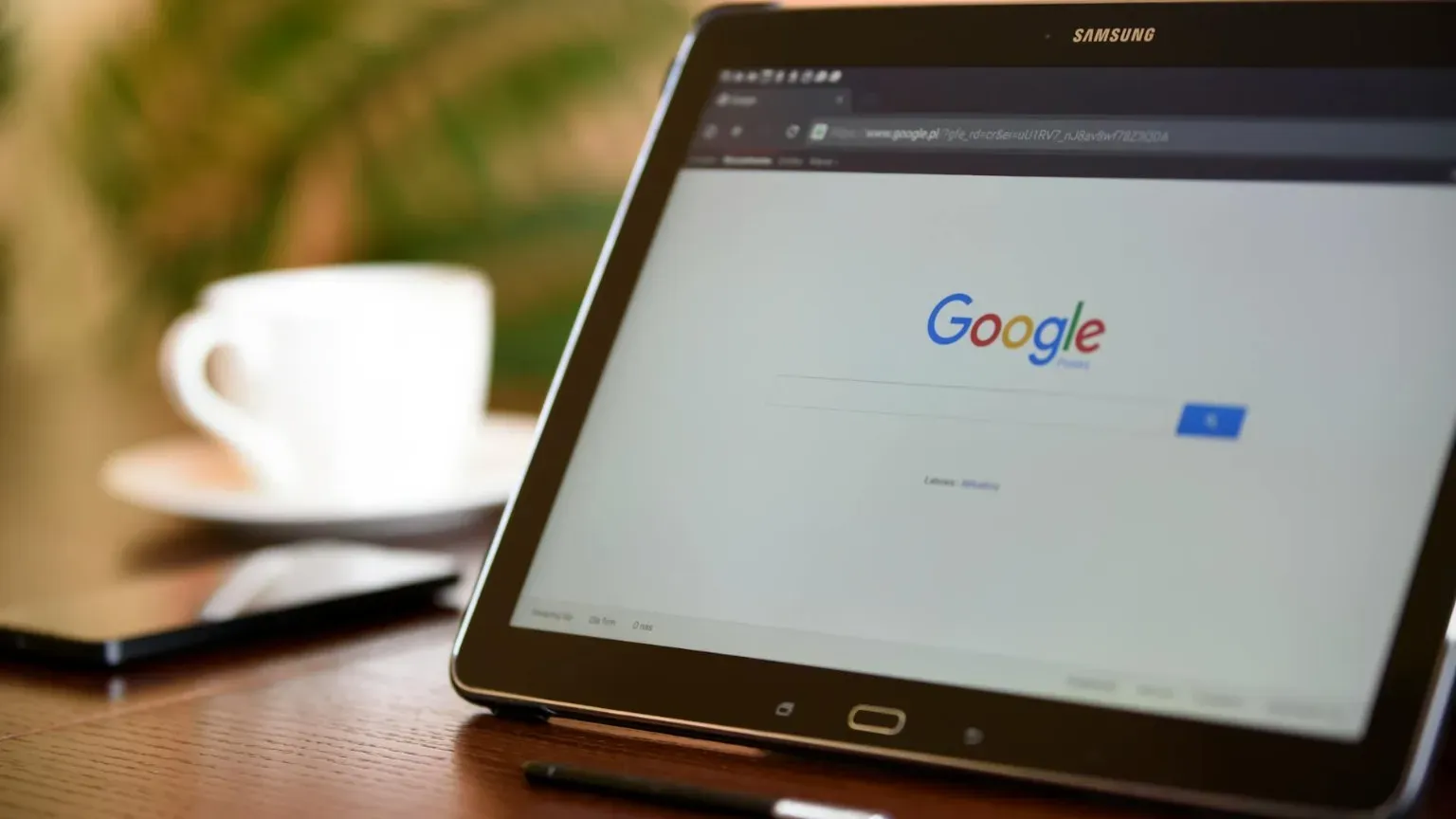 Schwarzes Samsung Tablet Auf Google Page